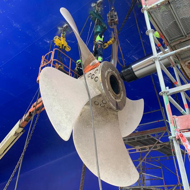 Trabajadores en la Elevación de la Hélice del Harmony of the Seas. Reparaciones de barcos