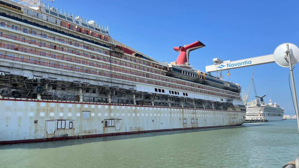 Carnival Victory en el dique de Navantia Puerto Real con la grúa al fondo