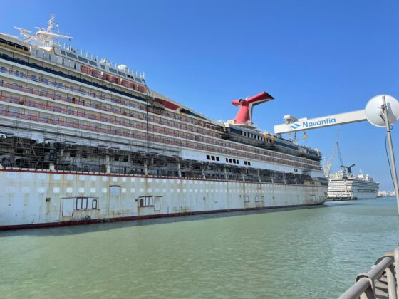 Carnival Victory en el dique de Navantia Puerto Real con la grúa al fondo