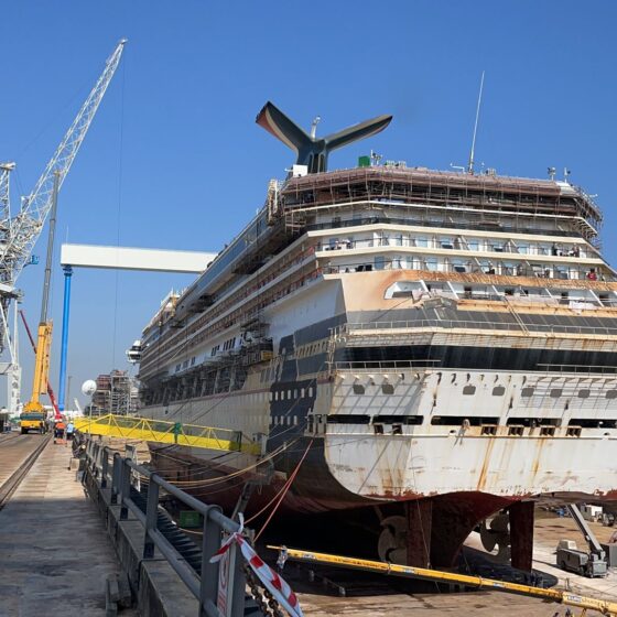 Carnival Victory - Vista del Barco en el dique de Navantia Puerto Real