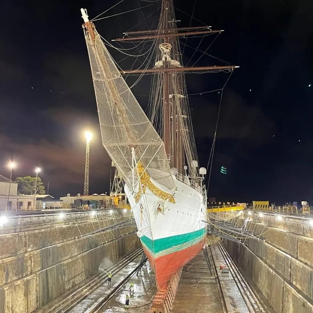 Juan Sebastián Elcano visto desde la proa