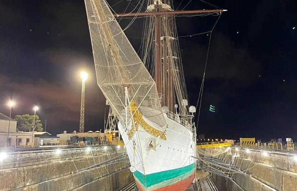 Juan Sebastián Elcano visto desde la proa