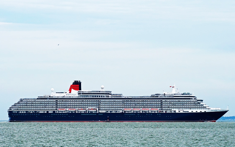 El crucero ‘Queen Victoria’ entra en Navantia Cádiz para una reparación de urgencia