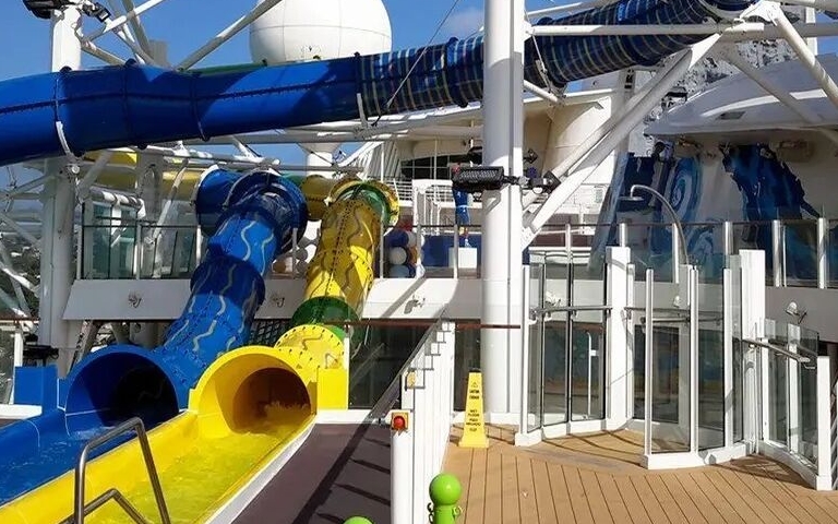 El crucero Explorer of the Seas se va de Cádiz con dos nuevos toboganes