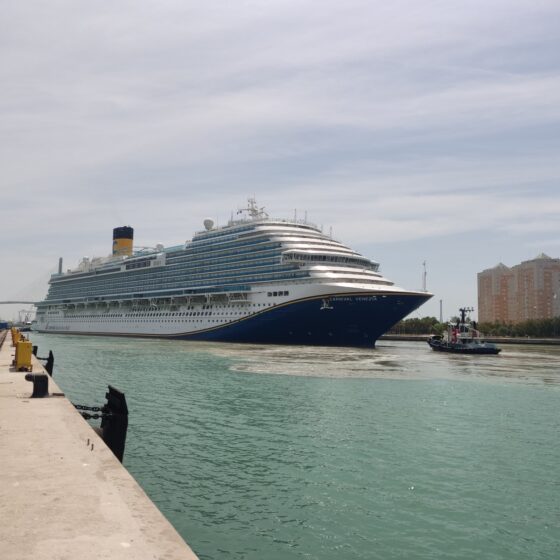 Reconversión del Costa Venezia en Carnival Venezia en Astilleros Navantia de Cádiz 09