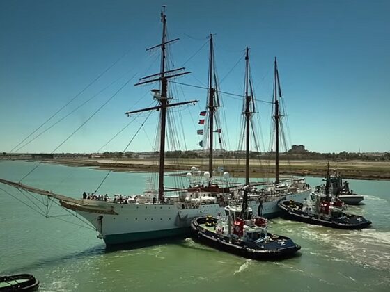 Entrada del Buque Escuela Juan Sebastián de Elcano al muelle de COASA en las instalaciones de Bazán en San Fernando