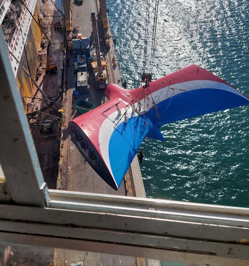 Izado y colocación de chimenea en el Carnival Freedom 04