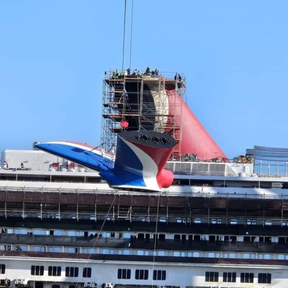 Izado y colocación de chimenea en el Carnival Freedom 10