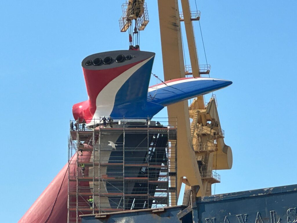 Izado y colocación de chimenea en el Carnival Freedom 12