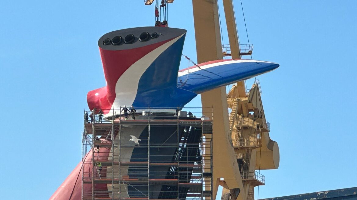 Izado y colocación de chimenea en el Carnival Freedom 12