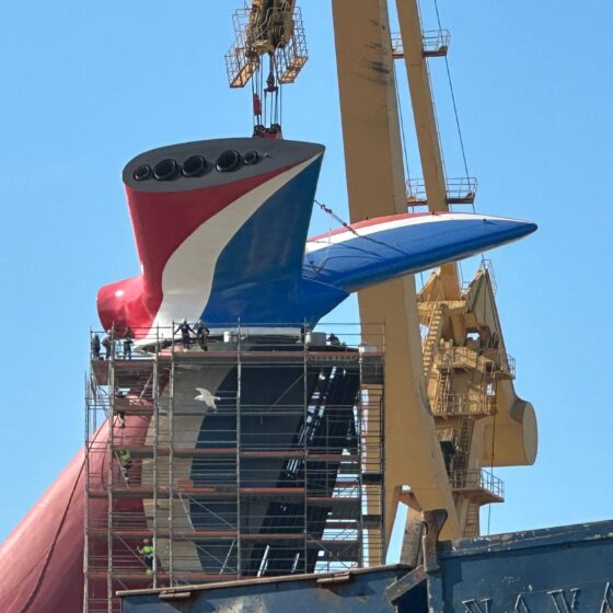 Izado y colocación de chimenea en el Carnival Freedom 12