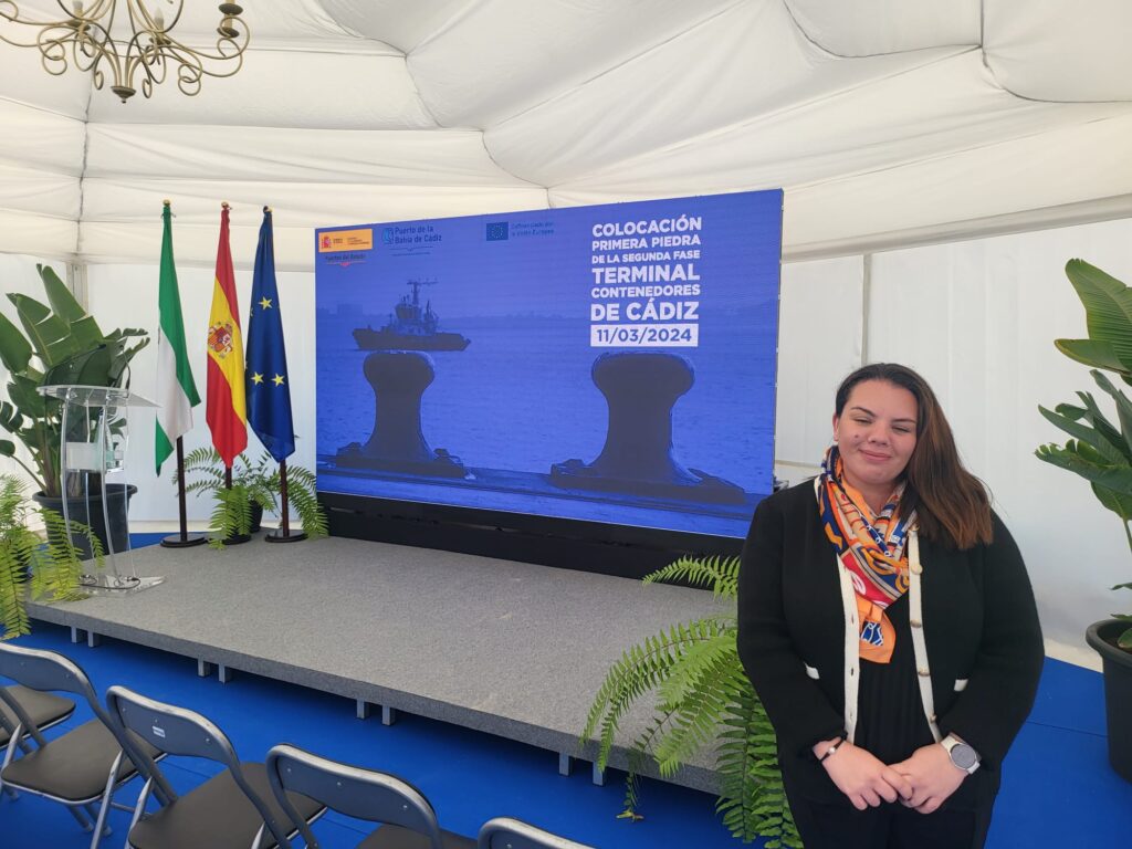 Ana Ginesta, posa junto al stand en el acto de la colocación de la primera piedra de la nueva terminal de contenedores