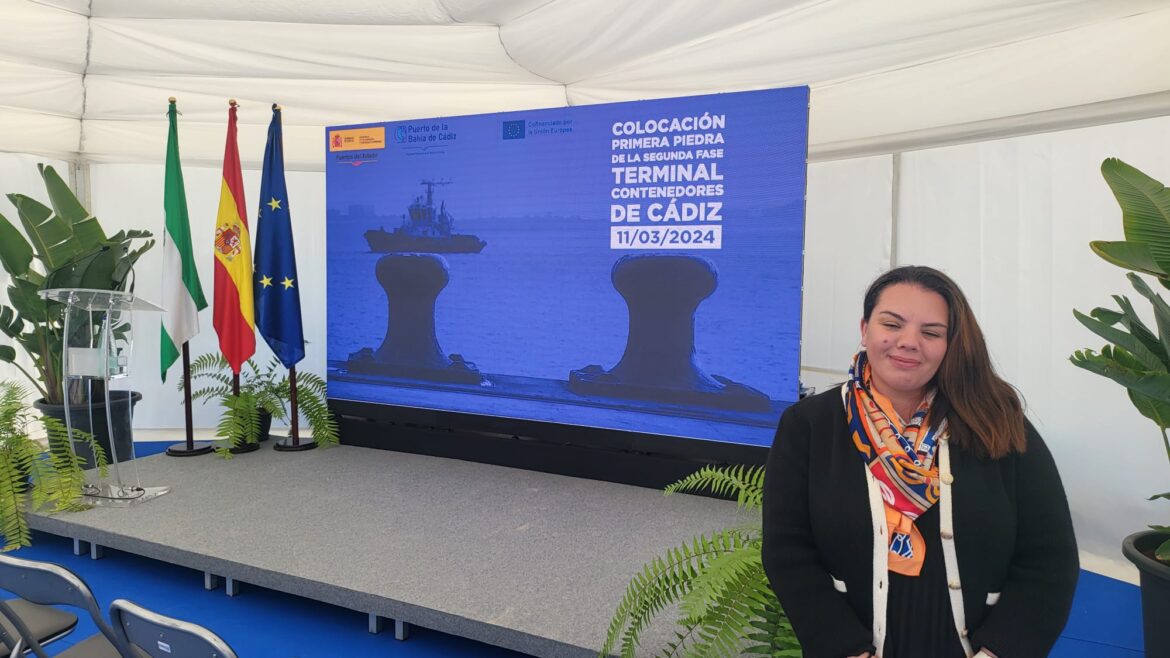 Ana Ginesta, posa junto al stand en el acto de la colocación de la primera piedra de la nueva terminal de contenedores